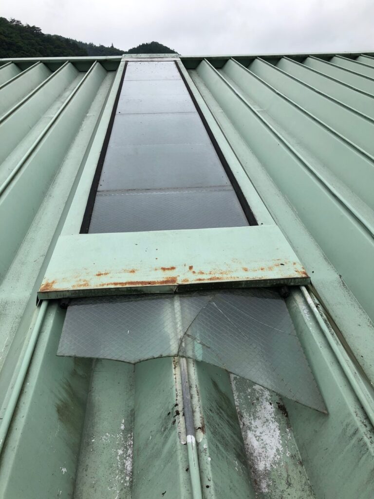ドローン調査のおかげでガラスが割れていることに気づけた！　天窓　トップライト　畜産　工場　倉庫