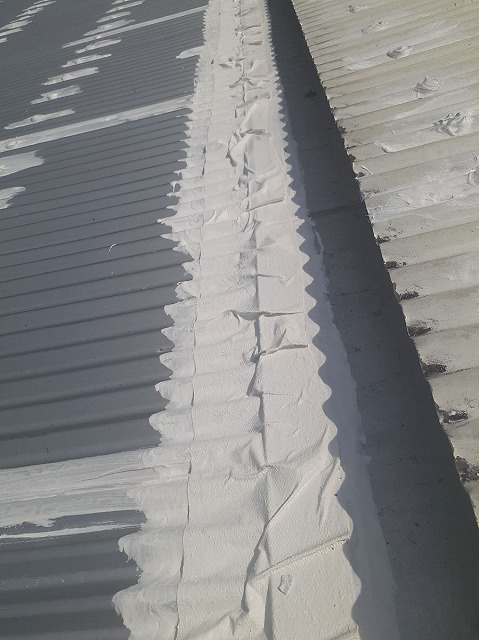 雨漏り・防水・遮熱・高耐久と言うことなし！　屋根塗装　遮熱塗装　防水塗装　畜舎（一関市）