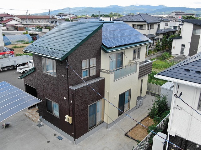 カラーシミュレーションで納得の配色に！　東日本ハウス　日本ハウス　洋風２階建て住宅　ツートンカラー　クリヤー塗装（一関市）