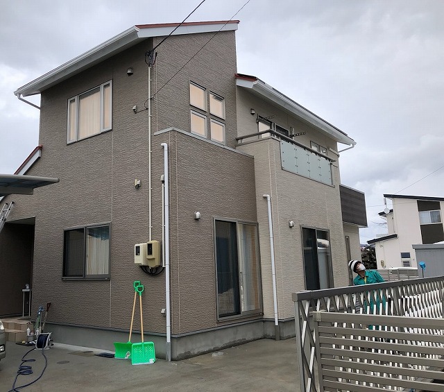 カラーシミュレーションで納得の配色に！　東日本ハウス　日本ハウス　洋風２階建て住宅　ツートンカラー　クリヤー塗装（一関市）