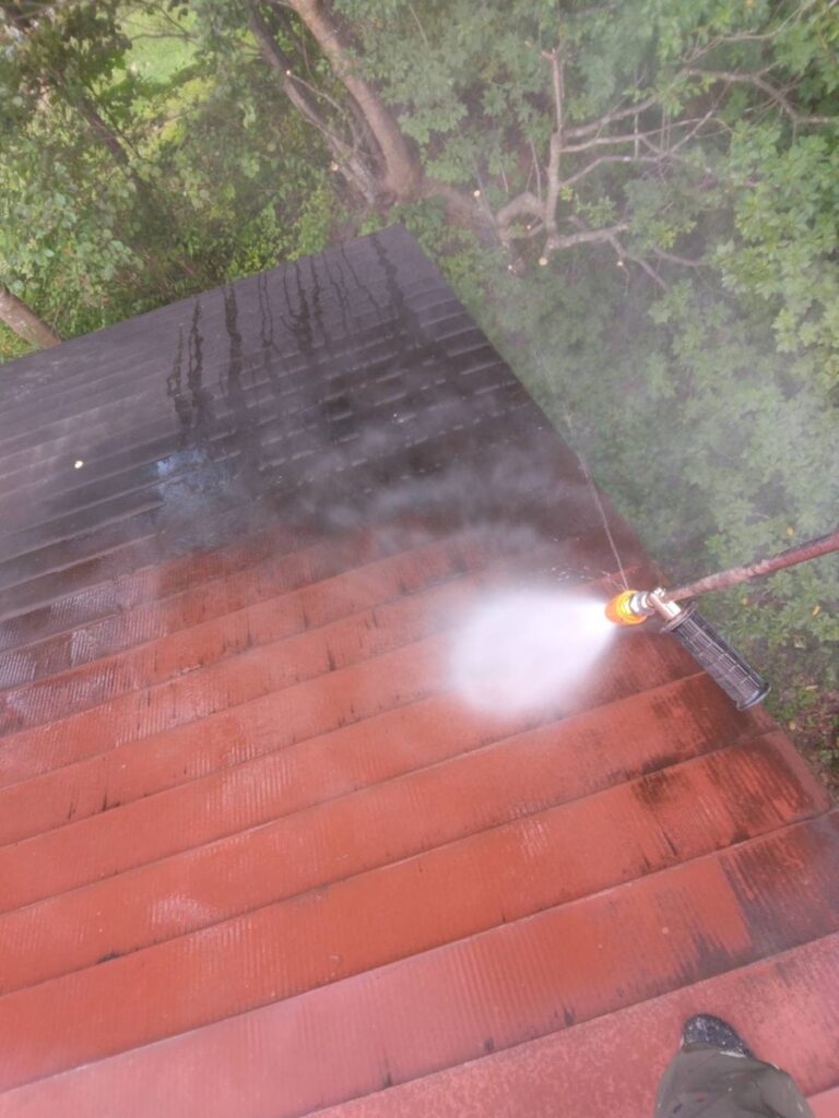 初めての屋根塗装で、屋根の錆をキレイに解決！（奥州市）