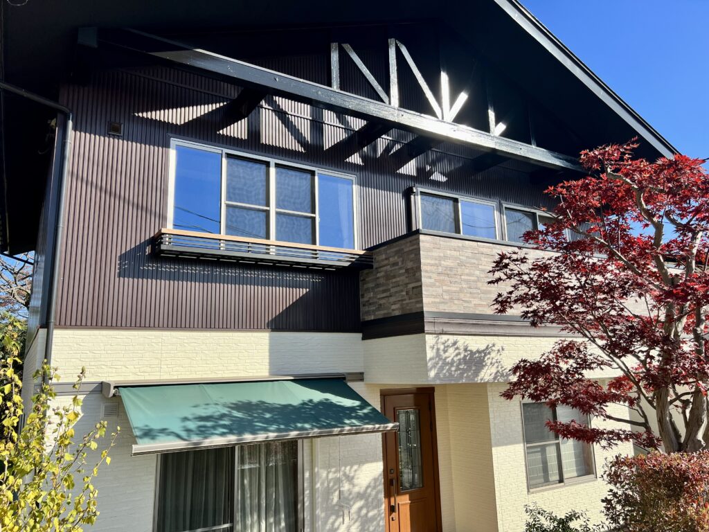 屋根外壁塗装・タイル張り替え・太陽光パネル10年点検、外装工事パッケージの御宅（奥州市）