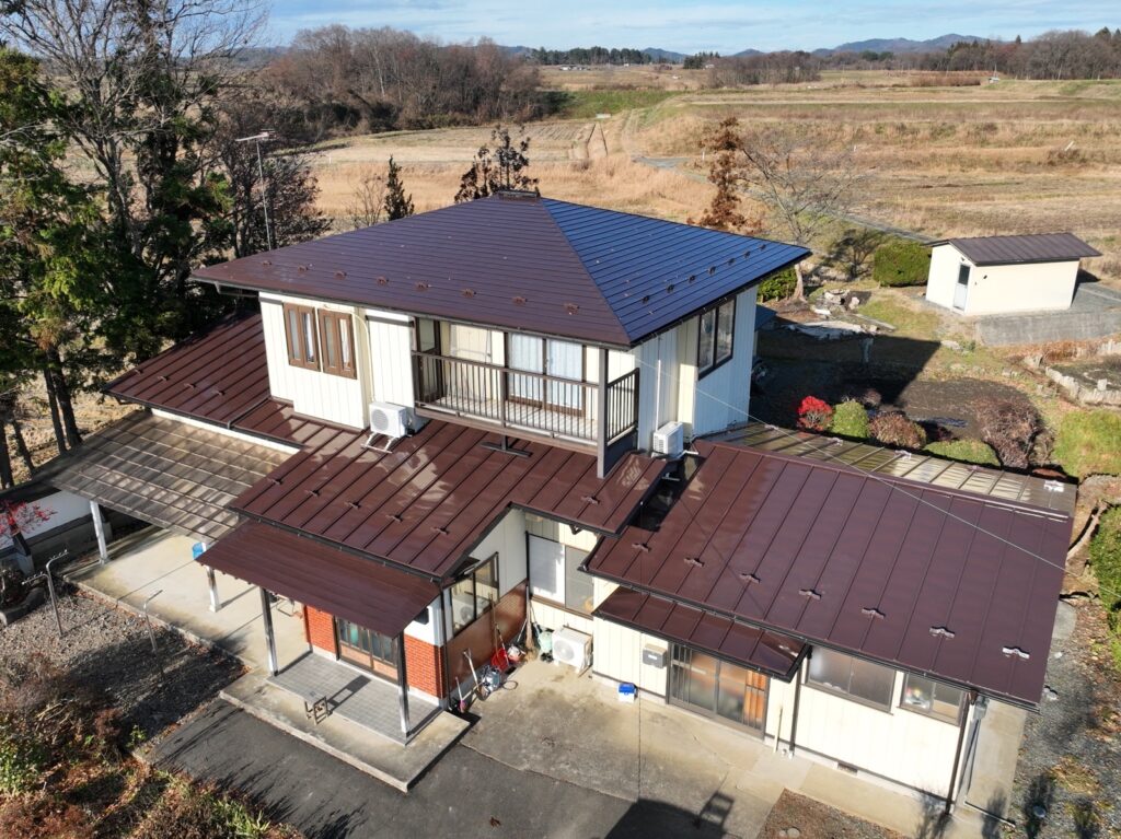 雨樋の枯葉詰まり解決！屋根は遮熱塗装★（奥州市）