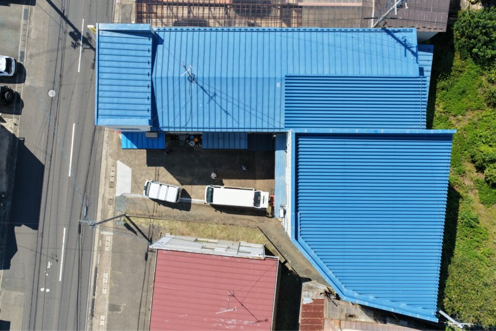 【奥州市】工場の屋根塗装を遮熱塗料で実施しました。地元業者で一つ一つの対応が信頼できると感じ依頼することにしました。