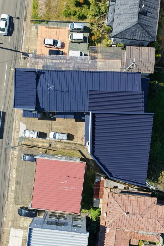 【奥州市】工場の屋根塗装を遮熱塗料で実施しました。地元業者で一つ一つの対応が信頼できると感じ依頼することにしました。
